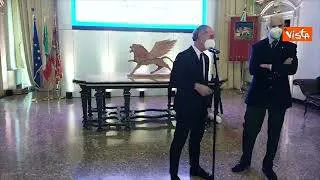 Zaia dona drappo con Leone di San Marco a Malagò: "Unica bandiera la mondo su cui è scritto «pace»"