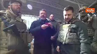 Zelensky conferisce medaglia al valore al sindaco di Bucha