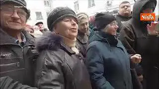 Zelensky tra gli abitanti di Bucha, per lui selfie e strette di mano