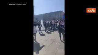 Draghi a Torino, la protesta dei no Green pass con striscioni e fumogeni