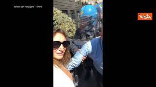 Protesta a Torino, Paragone alla Polizia: "Sono un Senatore, o mi fate passare o mi arrestate"