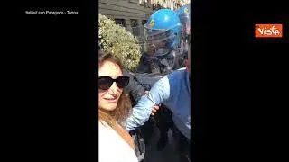 Protesta a Torino, Paragone alla Polizia: "Sono un Senatore, o mi fate passare o mi arrestate"