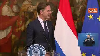 Draghi incontra Rutte a Palazzo Chigi, la stretta mano tra i due Presidenti