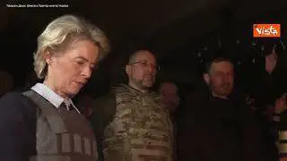 Ucraina, von der Leyen a Bucha accende una candela in memoria delle vittime della guerra