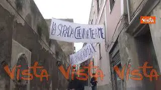 Procida Capitale della Cultura 2022, gli striscioni tra i vicoli dell'isola