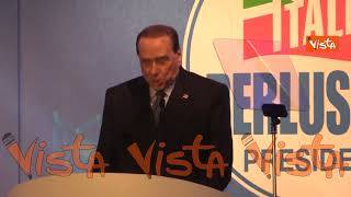 La fede del "non matrimonio" sull'anulare di Berlusconi all'assemblea di Forza Italia