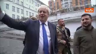 Boris Johnson e Zelensky passeggiano in strada a Kiev