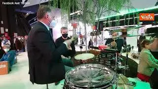 Garavaglia suona la batteria allo stand del Molise della Bit di Milano