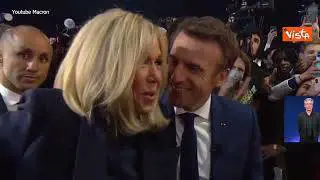 Macron bacia e abbraccia la moglie Brigitte dopo i risultati del primo turno delle presidenziali