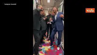 Jovanotti canta con i Neri per caso il suo nuovo pezzo "I love you baby"