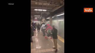 Spari nella metro di New York, i passeggeri in fuga dal vagone