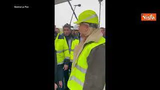 Marine Le Pen indossa caschetto per la visita a una fabbrica di calcestruzzo