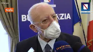 De Luca: "Manteniamo la mascherina, togliamola solo per mangiare la pastiera"