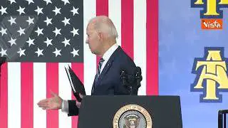 Biden dopo un comizio si gira per stringere una mano, ma è solo sul palco