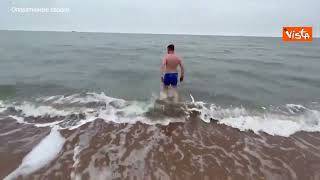 Inviato di guerra russo fa un bagno in mare a Mariupol