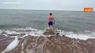 Inviato di guerra russo fa un bagno in mare a Mariupol
