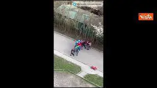 Bambini passeggiano a Kiev cantando l'inno ucraino