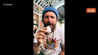 Gli auguri di Pasqua di Jovanotti mentre beve un uovo, il video