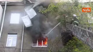 Ucraina, bombardamenti a Kharkiv. Un edificio in fiamme