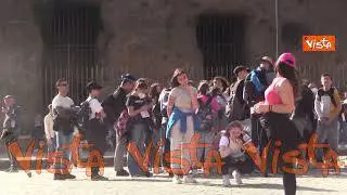 Tornano i turisti a Roma, le immagini del Colosseo preso d'assalto dai visitatori