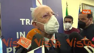 Covid, De Luca: "Continuiamo a indossare mascherina, al di là delle decisioni nazionali"