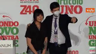 Il ministro Speranza abbraccia l'ucraina Anastasia dopo la testimonianza al congresso di Articolo 1