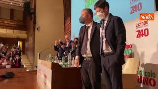 Roberto Speranza confermato segretario di Articolo Uno, l'applauso dopo il voto