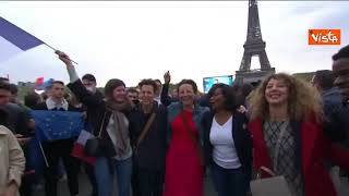 Presidenziali Francia, vince Macron. Festa sotto la Torre Eiffel