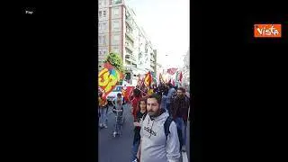 "Pd assassino", la contestazione al corteo del 25 Aprile di Milano contro Partito democratico e Nato