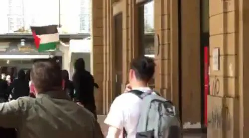 Centri sociali vandalizzano sede Unicredit di Bologna durante i cortei del 25 aprile
