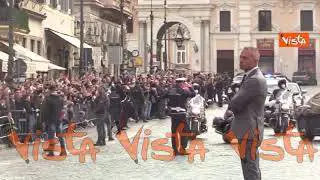 25 aprile, applausi all'arrivo di Mattarella in Piazza Venezia per l'omaggio all'Altare della Patria