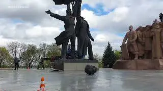 Ucraina, a Kiev la rimozione la statua simbolo dell'amicizia con i russi