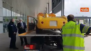 Una Ferrari falsa esposta in occasione della firma dell'accordo anti-contraffazione a Fiera Milano