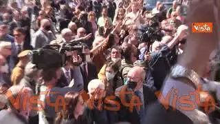 Saluti romani e slogan fascisti all'uscita del feretro di Donna Assunta Almirante dopo i funerali