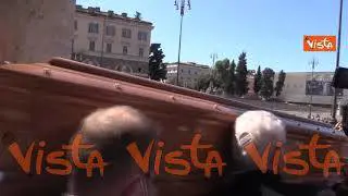 Funerali Assunta Almirante, l'uscita della bara dalla chiesa tra gli applausi