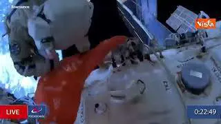 Cosmonauti russi mostrano vessillo della vittoria nello spazio