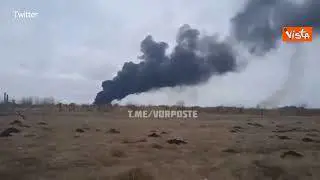Ucraina, jet decolla sotto le bombe. Le immagini