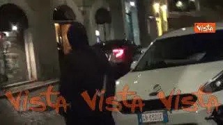 Grillo lascia il suo albergo a Roma senza dichiararare