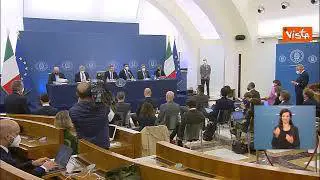 Draghi in conferenza stampa con i ministri: "Chiedo scusa siamo tutti maschi"