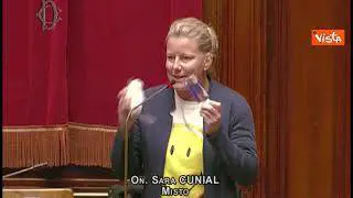 Il "kit di sopravvivenza" di Sara Cunial, in Aula alla Camera con acqua santa e aglio