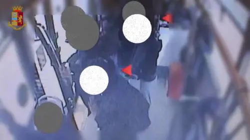 Borseggiatrici in azione: ecco la loro tecnica