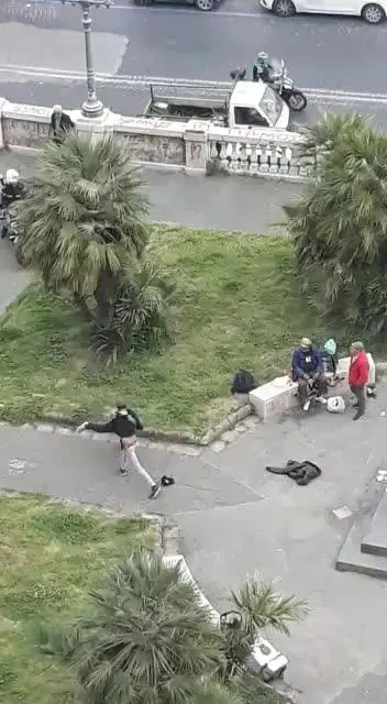 Le immagini della zuffa tra senzatetto di Napoli
