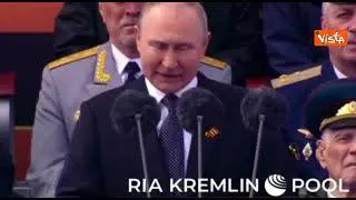 Giorno della Vittoria in Russia, Putin ai militari: "State combattendo per libertà"