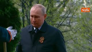 Giorno della Vittoria a Mosca, Putin depone una corona di fiori
