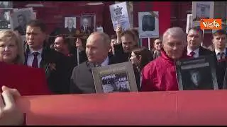 Giorno della Vittoria, Putin sfila al corteo del Reggimento Immortale a Mosca con ritratto del padre