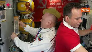 Giorno della Vittoria, cosmonauti russi appendono quadri e bandiere nella Stazione Spaziale