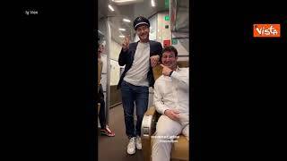 Totti, Vieri e Ferrara scherzano sul treno, l'ex capitano della Roma fa il controllore