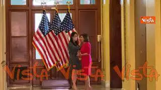Gli ultimi ritocchi al trucco di Nancy Pelosi prima dell'incontro con Draghi