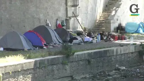 Il "tour" del degrado sul Tevere, tra immondizia e accampamenti