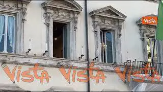 Consiglio dei Ministri straordinario, l'attesa in piazza, finestre aperte nella sala del Governo